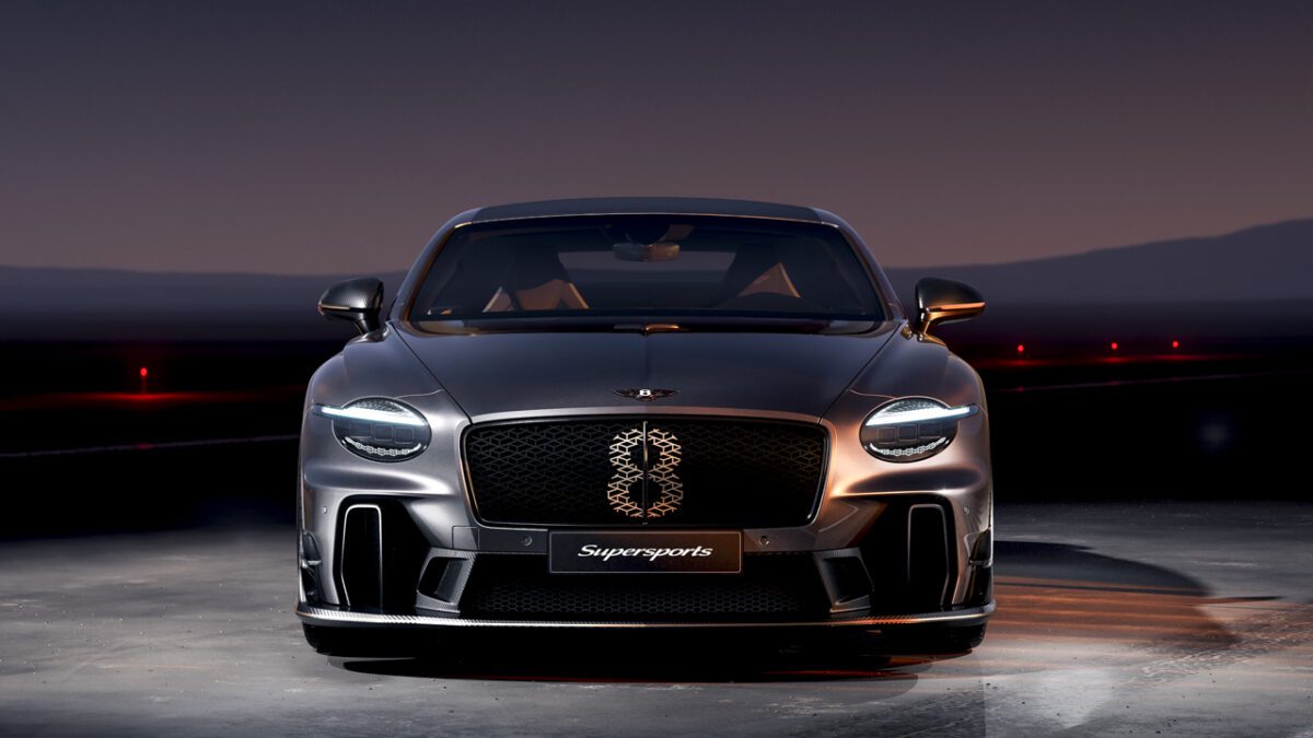 نمای جلوی Bentley Supersports با جلوپنجره بزرگ و چراغ‌های مدرن