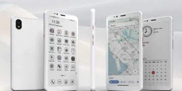 تصویر نزدیک از گوشی هوشمند HiBreak S با نمایشگر E Ink روشن در دست کاربر.