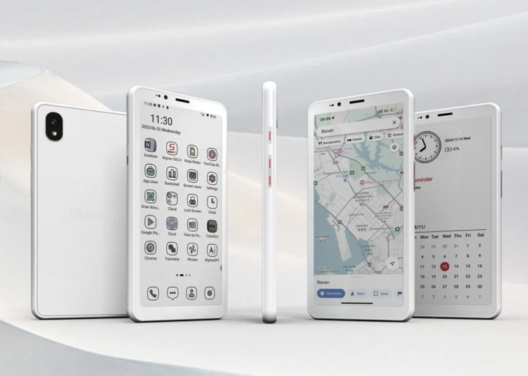 تصویر نزدیک از گوشی هوشمند HiBreak S با نمایشگر E Ink روشن در دست کاربر