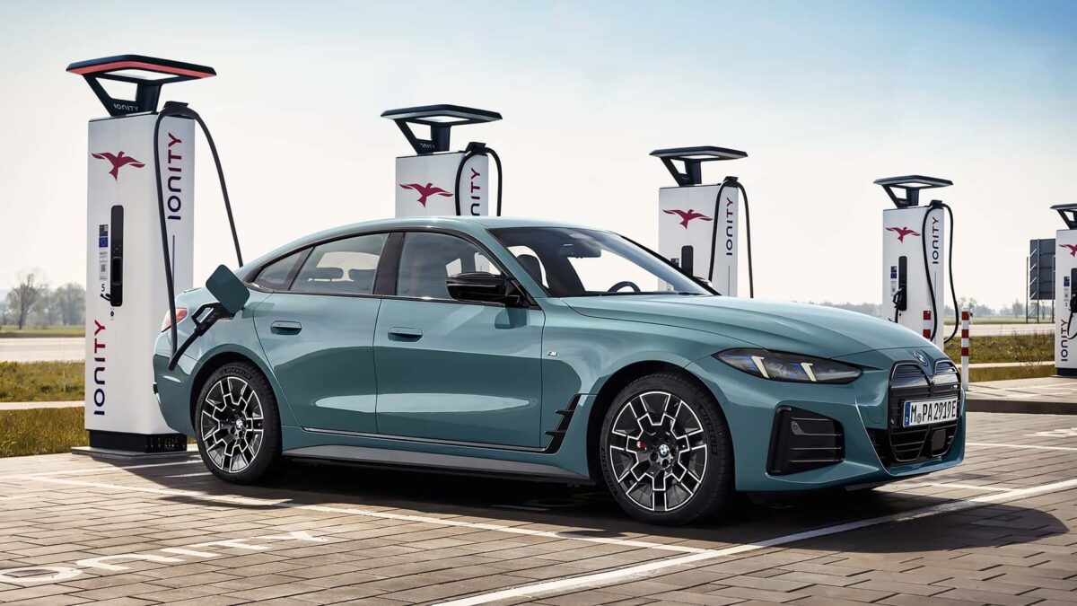 رونمایی از سدان برقی BMW i4 مدل ۲۰۲۶ با برد بیشتر و قدرت بالاتر