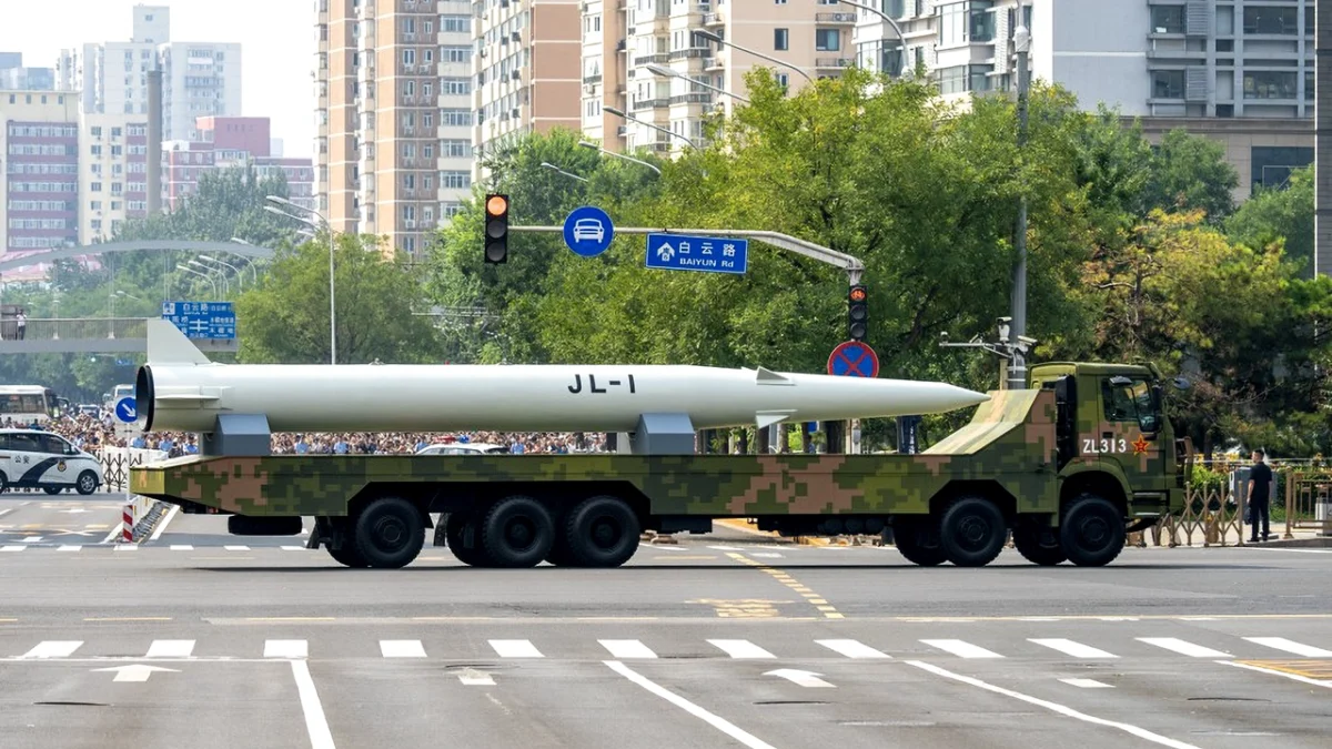 «موشک JL-1 چین روی یک کامیون حامل نظامی ب