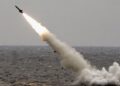 لحظه شلیک یک موشک JL-1 از درون دریا