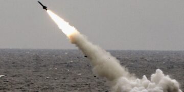 لحظه شلیک یک موشک JL-1 از درون دریا