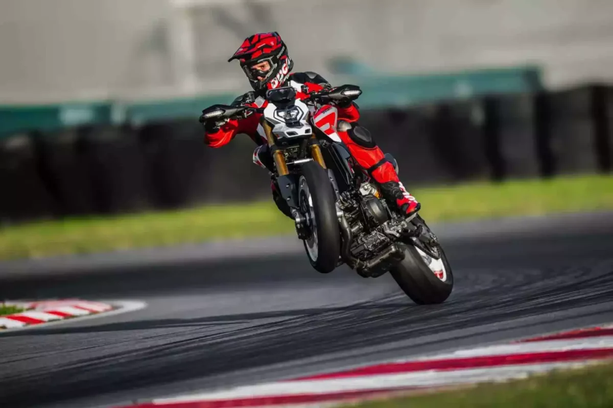 موتورسیکلت دوکاتی در حال اجرای ویلی با Hypermotard V2 SP روی پیست مسابقه