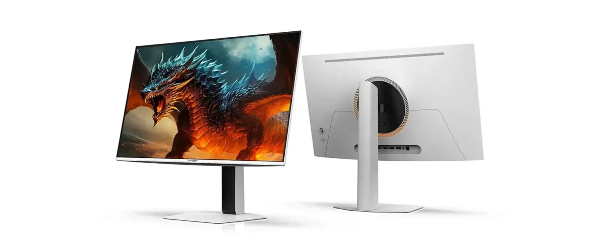 دو مانیتور Innocn GA27M1Q که در مقابل پسزمینه گرادیانتی به رنگهای قرمز و نارنجی قرار گرفتهاند؛ یکی از نمای جلو با تصویر اژدهای آتشین و دیگری از نمای پشت با رنگ سفید.