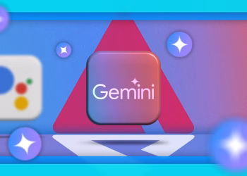 لوگوی Gemini (در یک مربع نرم بنفش) که در یک محیط گرافیکی روشن با رنگ‌های آبی، صورتی و نمادهای ستاره‌مانند قرار گرفته است و لوگوی محو Google Assistant در کنار آن دیده می‌شود.