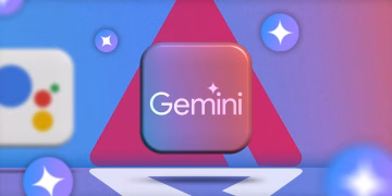لوگوی Gemini (در یک مربع نرم بنفش) که در یک محیط گرافیکی روشن با رنگ‌های آبی، صورتی و نمادهای ستاره‌مانند قرار گرفته است و لوگوی محو Google Assistant در کنار آن دیده می‌شود.