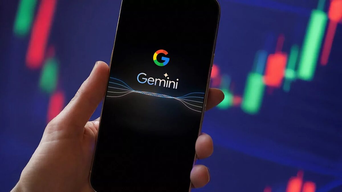 کاربران دستگاههای اپل برای آموزش استفاده از جمینای در iOS میتوانند از دو روش استفاده کنند: نخست از طریق اپلیکیشن رسمی Gemini که در App Store منتشر شده و دوم با استفاده از نسخه وب جمینای (Google Gemini) از طریق مرورگر Safari یا Chrome.