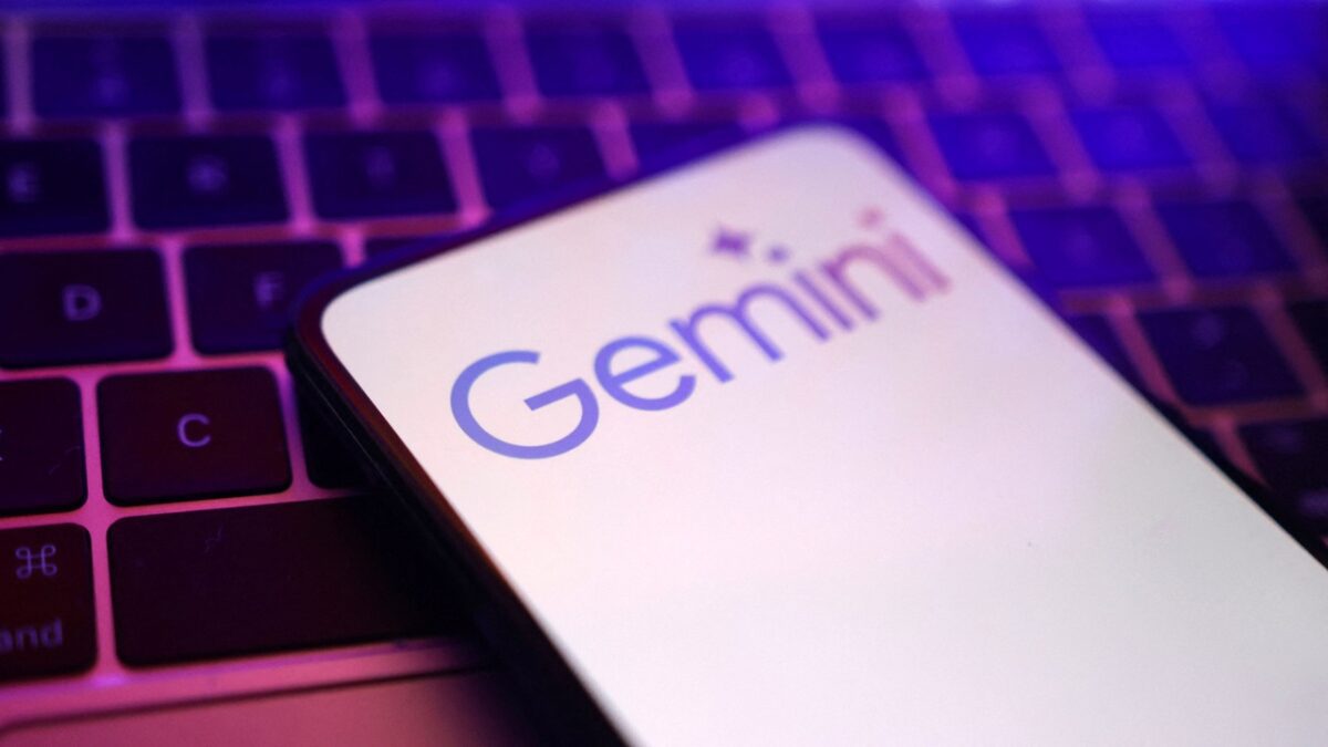 مقایسه Gemini رایگان با AI Premium و Ultra نشان می‌دهد که نسخه رایگان محدودیت‌هایی در حجم داده‌ها، سرعت پاسخ و دسترسی به مدل‌های پیشرفته دارد.