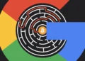 ترکیب لوگوی رنگی Google با نماد بیتکوین درون یک هزارتوی سیاه و سفید، نشاندهنده تلاش گوگل برای عبور از محدودیتهای بلاکچین با فناوری پول کوانتومی.