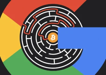 ترکیب لوگوی رنگی Google با نماد بیت‌کوین درون یک هزارتوی سیاه و سفید، نشان‌دهنده تلاش گوگل برای عبور از محدودیت‌های بلاک‌چین با فناوری پول کوانتومی.