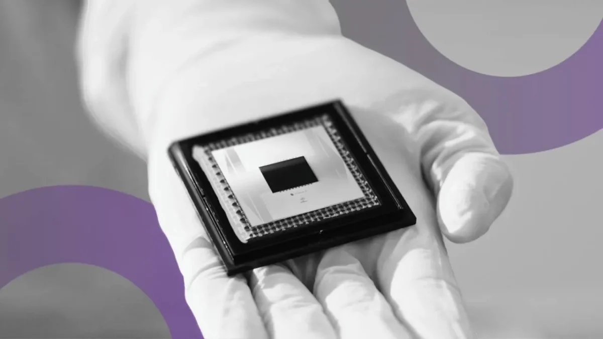 تراشه کوانتومی گوگل در دست پژوهشگر، با دستکش سفید آزمایشگاهی در پسزمینهای خاکستری و بنفش