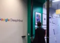 نمای راهرو داخلی دفتر Google DeepMind در سنگاپور با لوگوی "Google DeepMind" روی دیوار و شخصی در حال عبور از در.