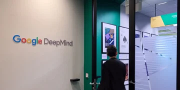 نمای راهرو داخلی دفتر Google DeepMind در سنگاپور با لوگوی "Google DeepMind" روی دیوار و شخصی در حال عبور از در.