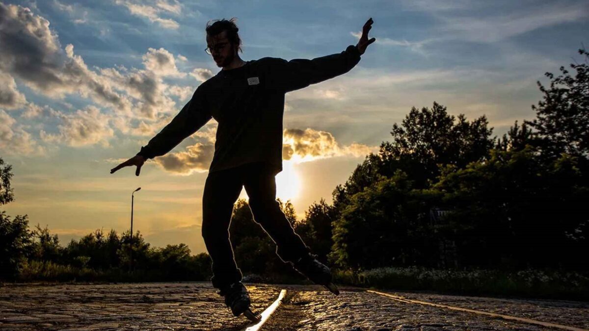 اسکیت‌های دارای بوت کربن یا مدل‌های تخصصی مانند اسکیت FR SL به دلیل وزن کم و انتقال سریع نیرو، گزینه‌های بی‌نظیری برای حرفه‌ای‌ها محسوب می‌شوند.