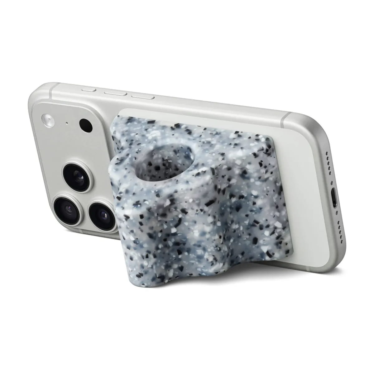 آیفون‌ Pocket‌ و‌ Grip‌ جدید‌ Apple با تمرکز روی دسترسی‌پذیری برای کاربران با محدودیت حرکتی 