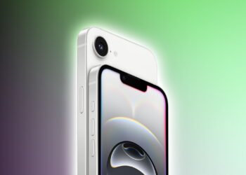 رندر گوشی iPhone 16e سفید رنگ با یک ماژول دوربین واحد، که از نمای جانبی روی یک پس‌زمینه گرادیانتی سبز و بنفش دیده می‌شود.