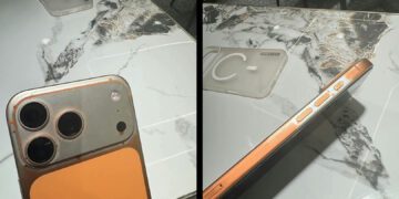 دو عکس از یک iPhone 17 Pro Max با فریم نارنجی رنگ و خورده شده که به دلیل آسیب دیدن از دستمال مرطوب به نظر می‌رسد، و یک قاب MagSafe شفاف در پس‌زمینه.