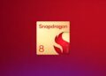 لوگوی Snapdragon 8 Gen 5 به رنگ طلایی و قرمز بر روی پس‌زمینه‌ای با گرادیانت قرمز و شرابی.
