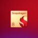 لوگوی Snapdragon 8 Gen 5 به رنگ طلایی و قرمز بر روی پس‌زمینه‌ای با گرادیانت قرمز و شرابی.
