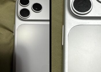 نمای نزدیک از فریم جانبی گوشی iPhone 17 Pro Max نارنجی/طلایی که فاصله نامنظم و عدم هم‌ترازی (Misalignment) بین پنل شیشه‌ای پشتی و فریم را نشان می‌دهد.