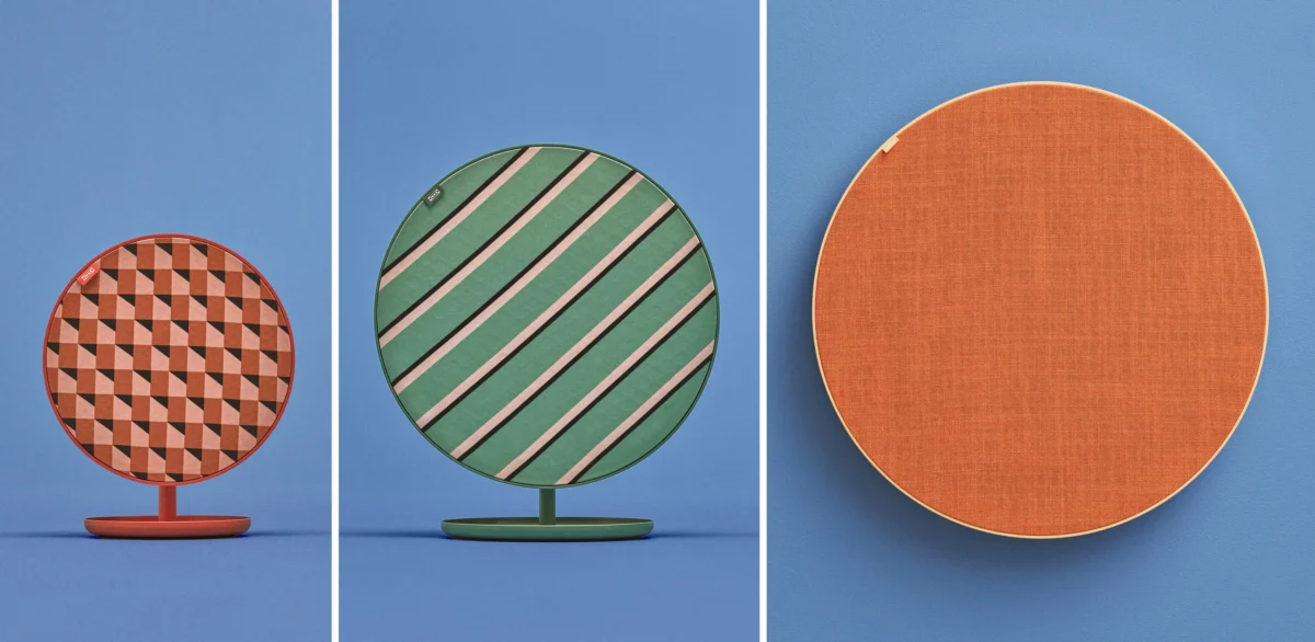 سه بلندگوی بلوتوث IKEA (احتمالاً FREKVENS یا SYMFONISK) در طرحهای مختلف دایرهای (الگوی هندسی، نوارهای مورب و پارچه بافتدار نارنجی) که در مقابل پسزمینه آبی قرار گرفتهاند.