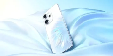 نمایی از پشت گوشی اوپو رنو ۱۵ در رنگ سفید