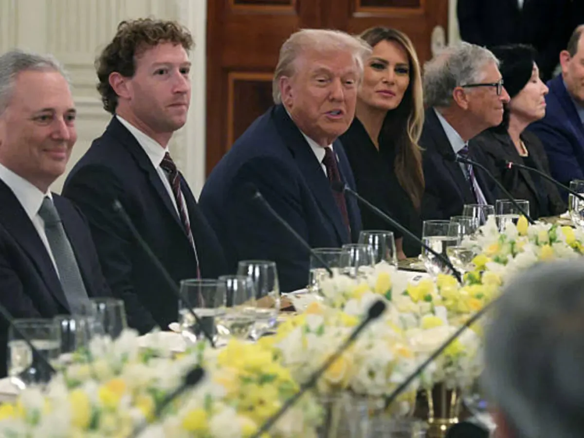 تصویری از غولهای فناوری مثل زاکربرگ و بیل گیتس در کنار ترامپ