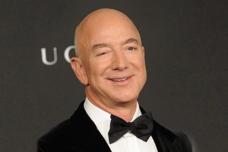 جف بزوس در پوشش رسمی کت و شلوار تاکسیدو
