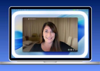 تصویری از یک خانم در یک جلسه آنلاین روی مک بوک