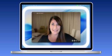 تصویری از یک خانم در یک جلسه آنلاین روی مک بوک