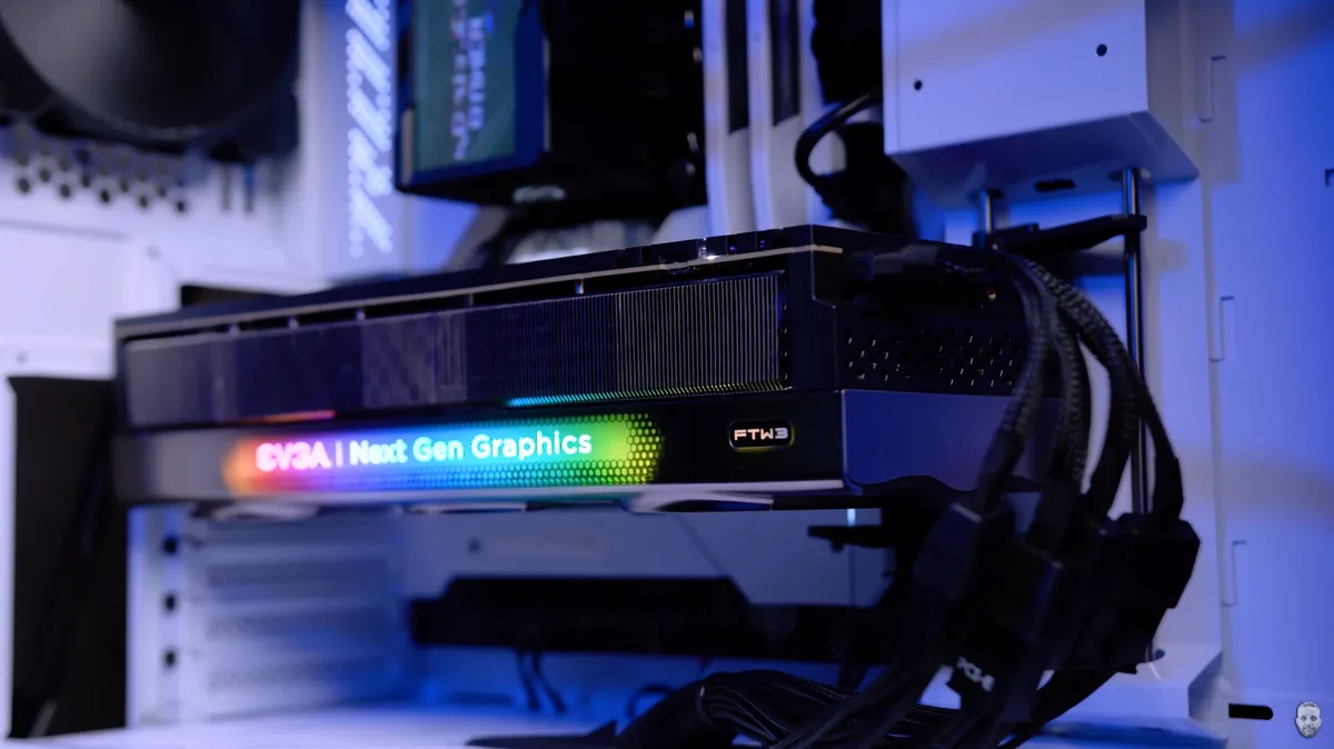 یک کارت گرافیک EVGA FTW3 با نورپردازی RGB در حال نصب در یک کیس کامپیوتر سفید.