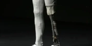 کالبدشکافی زنده ربات انساننمای Iron روی صحنه برای اثبات واقعی بودن