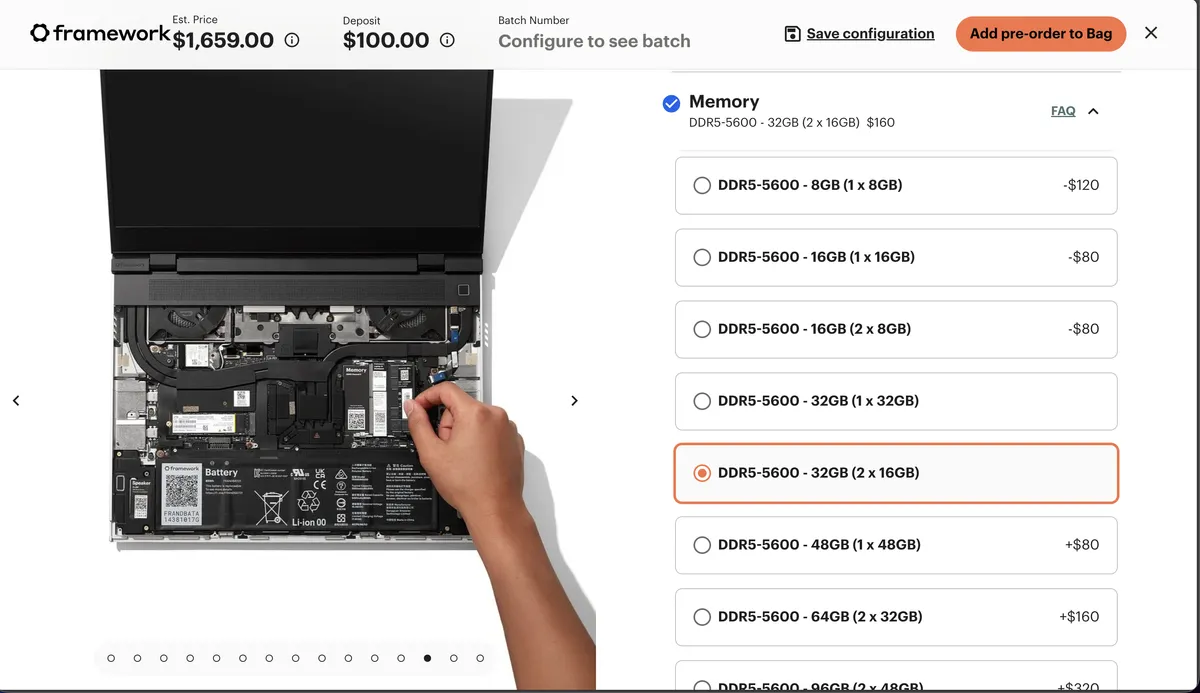 رابط کاربری پیکربندی لپ‌تاپ Framework که یک دست را در حال قرار دادن ماژول رم در اسلات نشان می‌دهد و گزینه‌های سفارشی‌سازی حافظه در سمت راست فهرست شده‌اند.