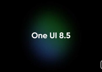 اسکرین‌شاتی با متن "One UI 8.5" در مرکز و پس‌زمینه‌ای تیره با نورهای سبز و آبی محو.