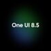 اسکرین‌شاتی با متن "One UI 8.5" در مرکز و پس‌زمینه‌ای تیره با نورهای سبز و آبی محو.
