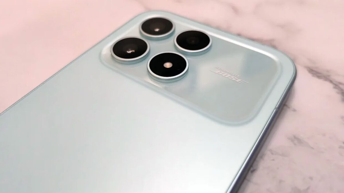 باس در پوکو F8 پرو عمیق و قوی است، میدرنج شفاف و صدای وکال طبیعی است و تریبل نیز جزئیات بالایی ارائه می‌کند.