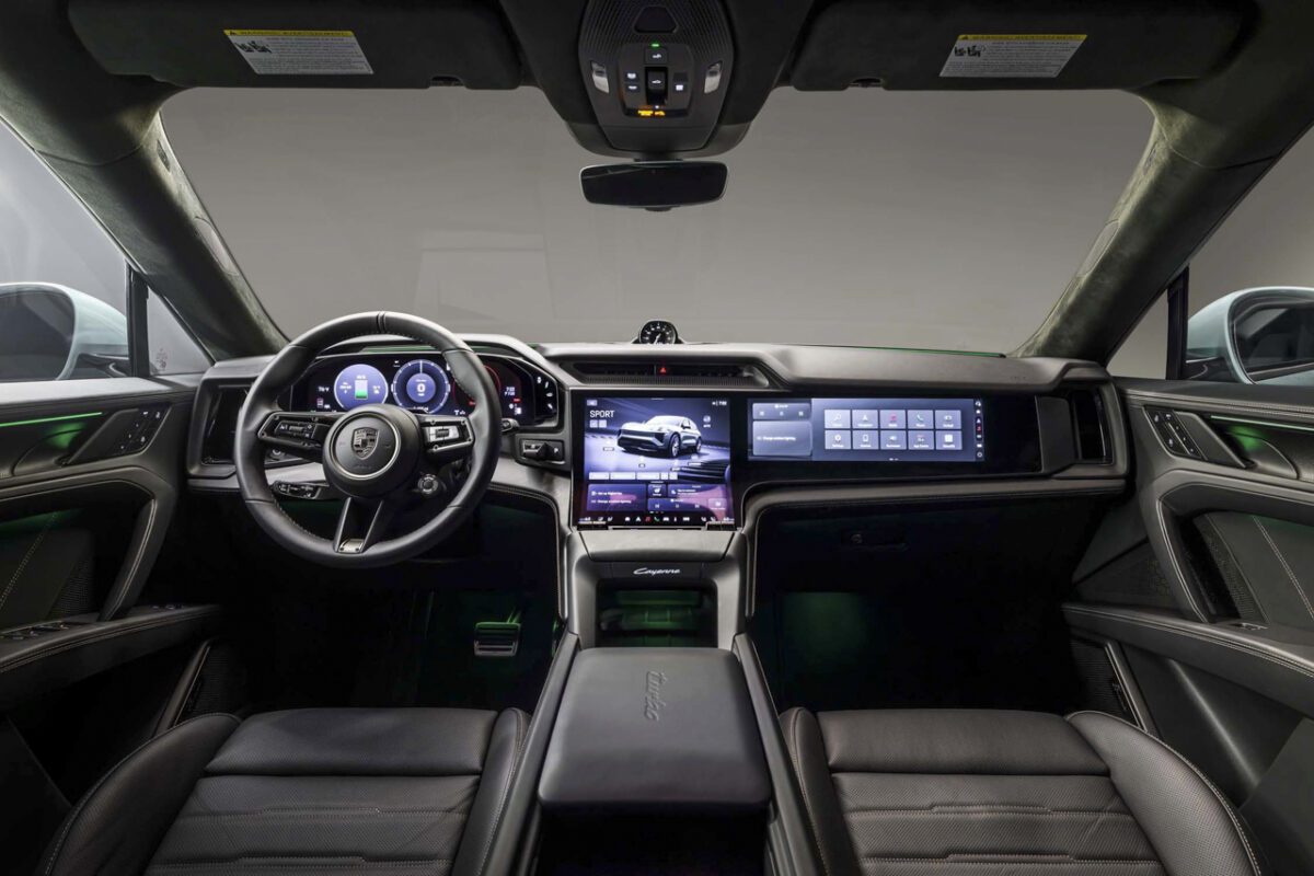 داشبورد قوی‌ترین خودروی غیرمسابقه‌ای پورشه