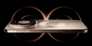 گوشی هوشمند Huawei Mate 80 Pro با رنگ طلایی و ماژول دوربین دایرهای بزرگ، که به صورت شناور در یک پسزمینه تاریک با حلقههای نوری نارنجی قرار گرفته است.