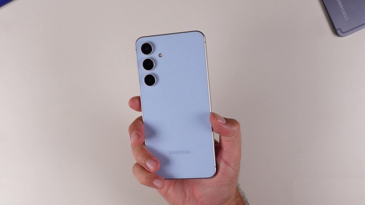 گلکسی S25 FE یکی از گزینههای ارزشمند در فهرست 10 گوشی برتر بلک فرایدی دیجیکالا است، زیرا ترکیبی از امکانات پرچمدار و قیمت مناسب ارائه میدهد.