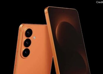 رندر گوشی Samsung Galaxy S26 Plus به رنگ نارنجی با نمای نزدیک از ماژول سه گانه دوربین پشت و صفحه نمایش جانبی که تصویر زمینه تیره‌ای دارد.