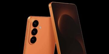 رندر گوشی Samsung Galaxy S26 Plus به رنگ نارنجی با نمای نزدیک از ماژول سه گانه دوربین پشت و صفحه نمایش جانبی که تصویر زمینه تیره‌ای دارد.