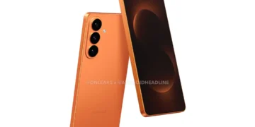 رندر تبلیغاتی گوشی گلکسی S26 پلاس به رنگ نارنجی، که در آن نمای پشتی گوشی و ماژول سه گانه دوربین آن دیده می‌شود