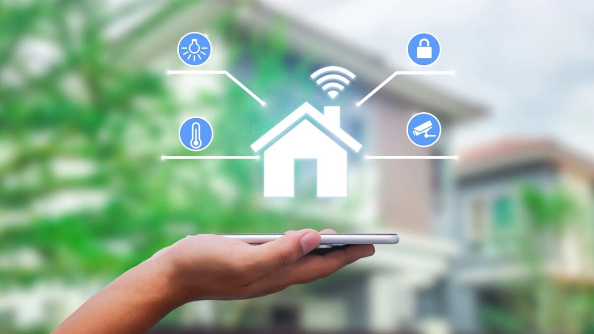 آمازون الکسا با تنوع بسیار بالای دستگاههای سازگار و قابلیتهای گسترده، یکی دیگر از گزینههای اصلی خانه هوشمند است.