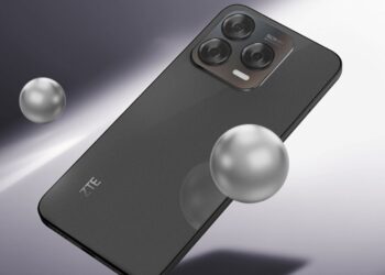 نمایی از پشت گوشی اقتصادی ZTE V70 در رنگ مشکی