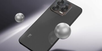 نمایی از پشت گوشی اقتصادی ZTE V70 در رنگ مشکی