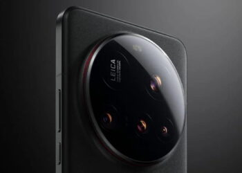 تصویری از پشت گوشی شیائومی ۱۵ اولترا در رنگ مشکی