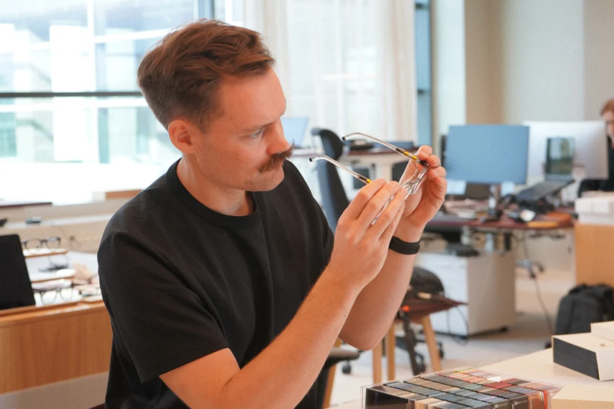 بررسی نمونه اولیه عینک اتوفوکوس IXI توسط طراح شرکت