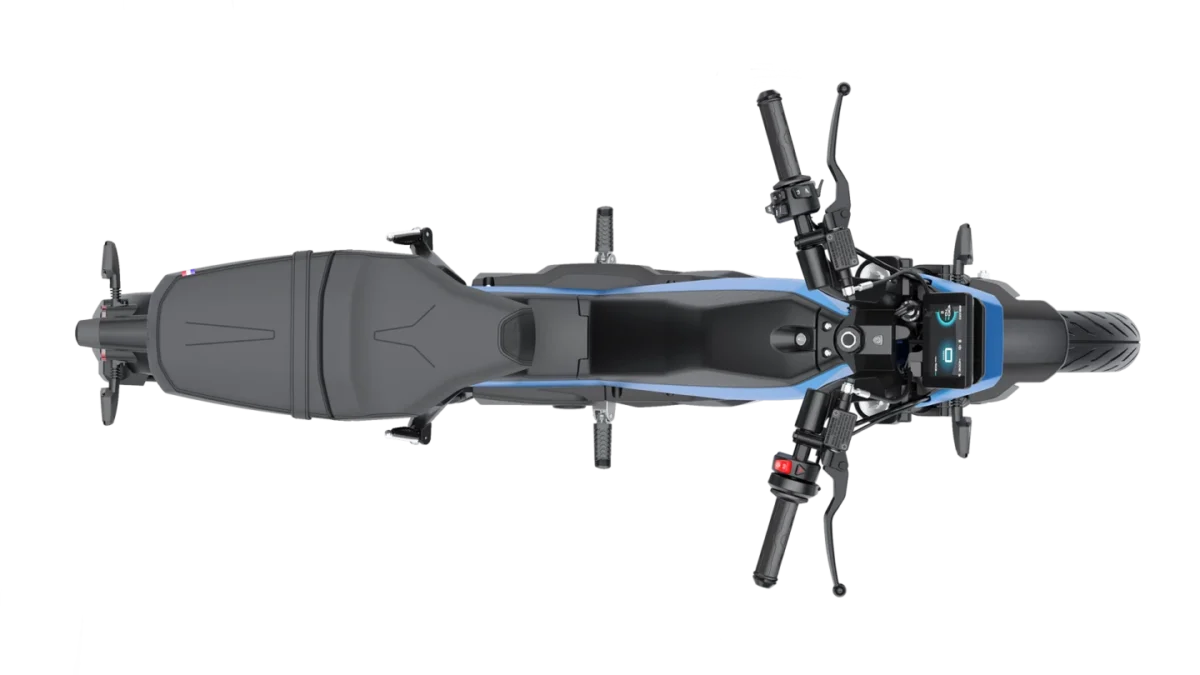 نمای از بالا از موتورسیکلت برقی Peugeot 103 که چیدمان صندلی، فرمان، نمایشگر و بدنه را نشان میدهد.