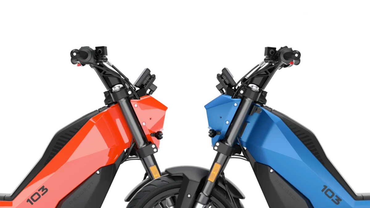 نمای روبهروی موتورسیکلت برقی Peugeot 103 در دو رنگ قرمز و آبی، با تمرکز بر بخش جلو، فرمان و کمکفنرها.